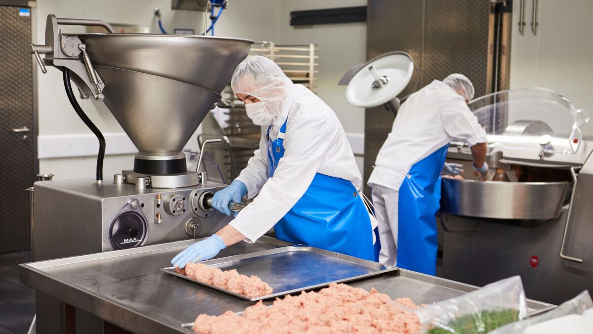 2 Personen stellen Frikadellen her in Manufaktur